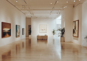 Galerie d'art moderne avec des tableaux aux murs